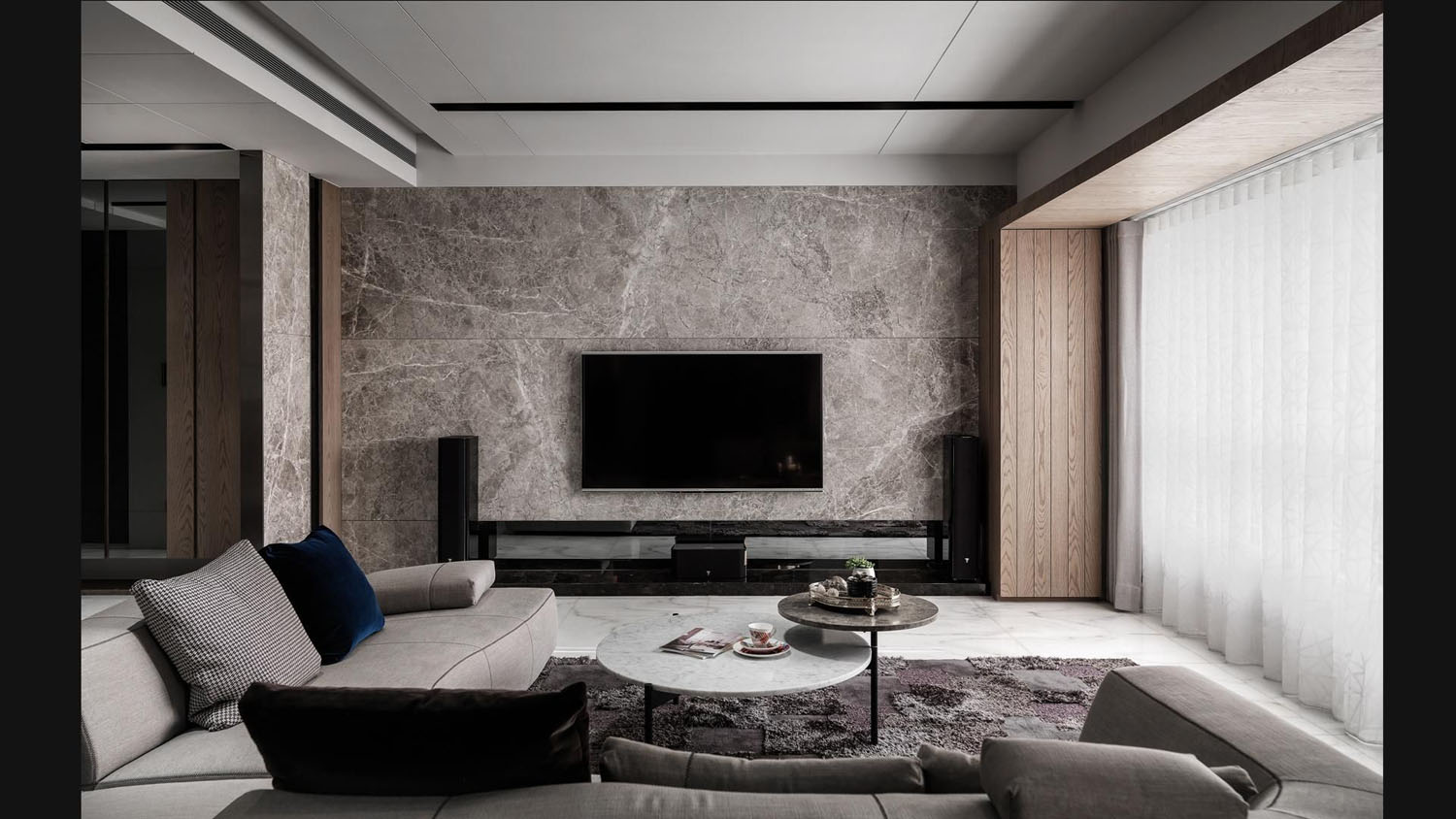 Podświetlony ekran TV Nowoczesny salon z dużym podświetlanym telewizorem na ścianie – stylowe ustawienie