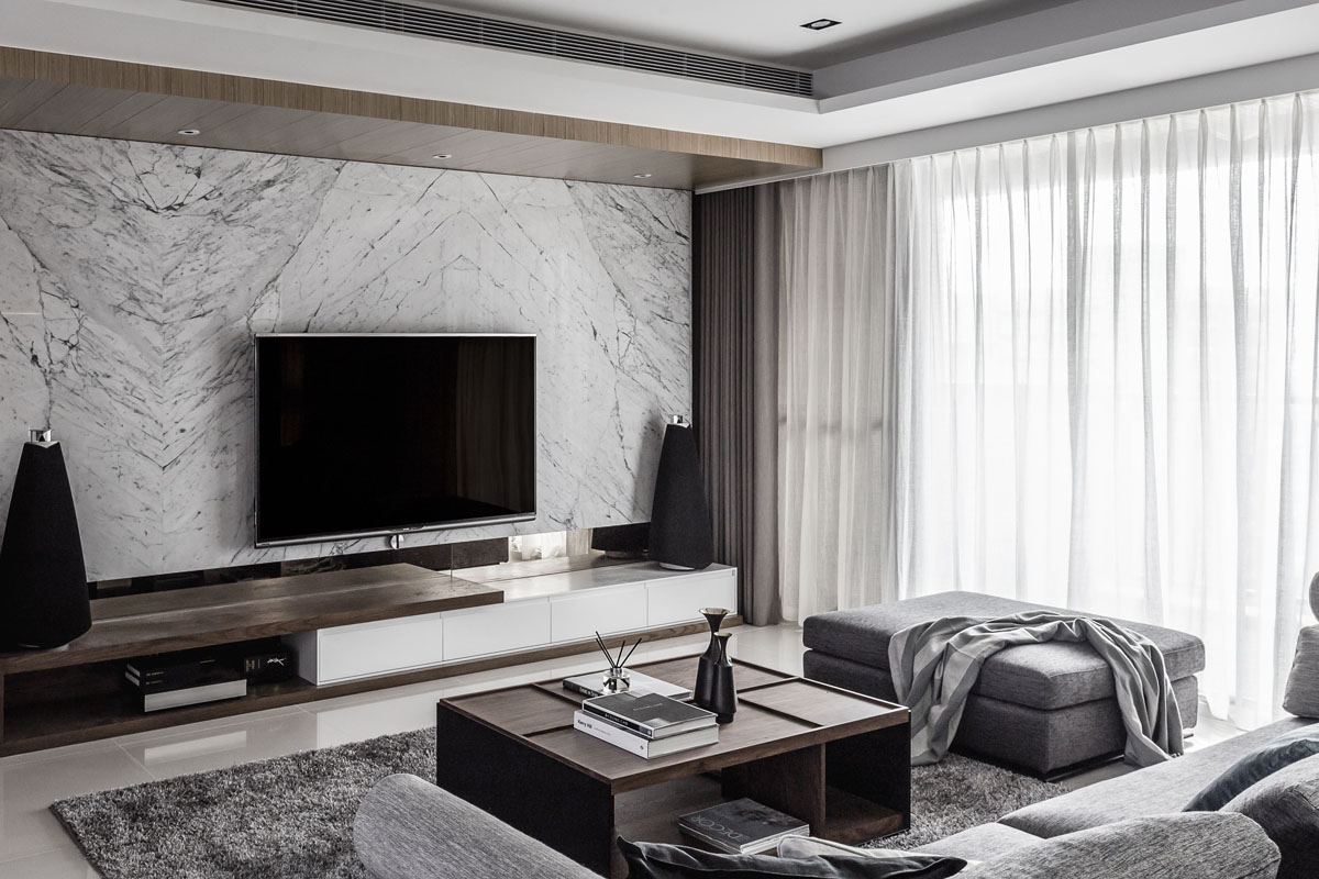 Telewizor i ergonomia salonu Salon z telewizorem na ścianie i drewnianymi panelami – ergonomiczne ustawienie TV