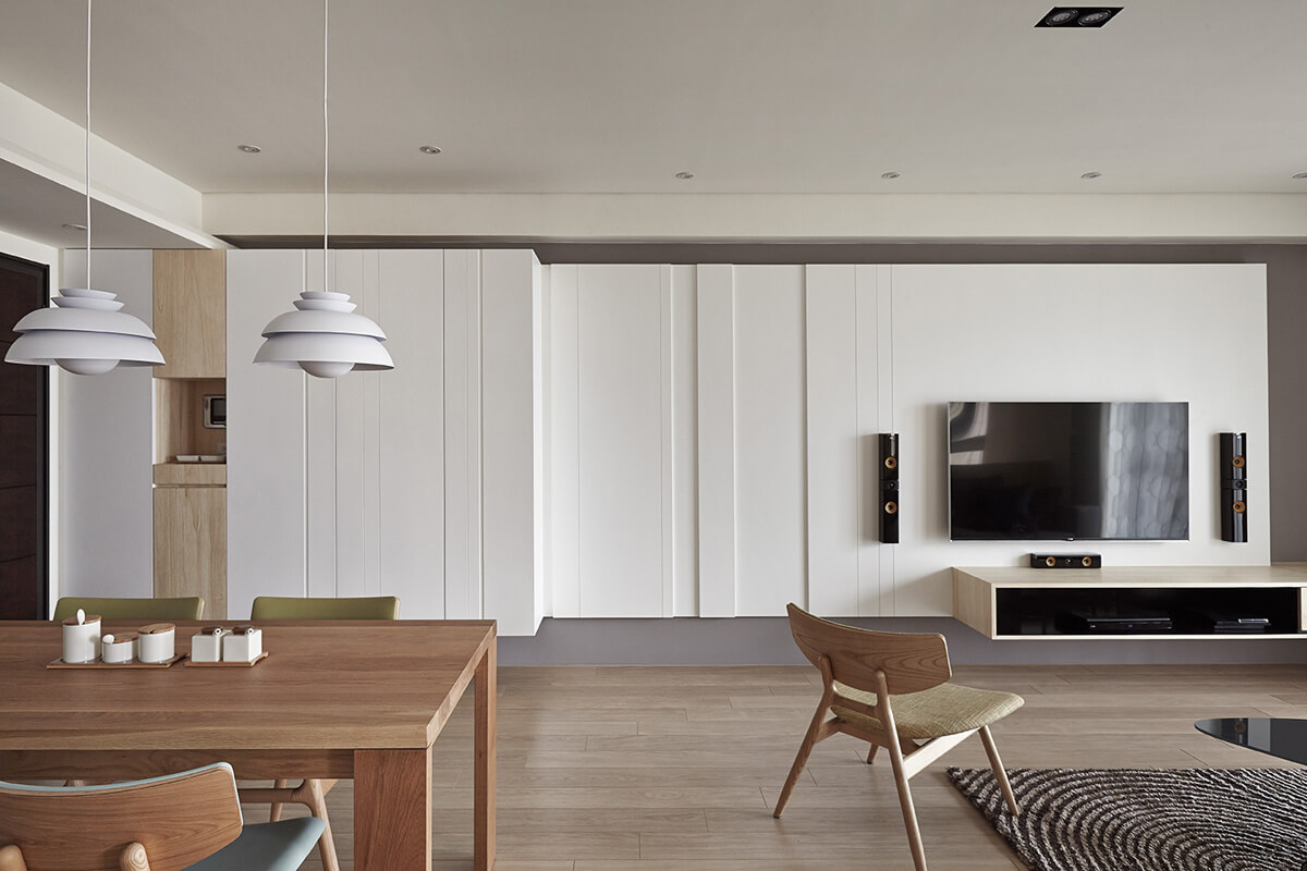 Funkcjonalny salon Minimalistyczny salon z modułowymi meblami i funkcjonalnymi półkami w 2026.