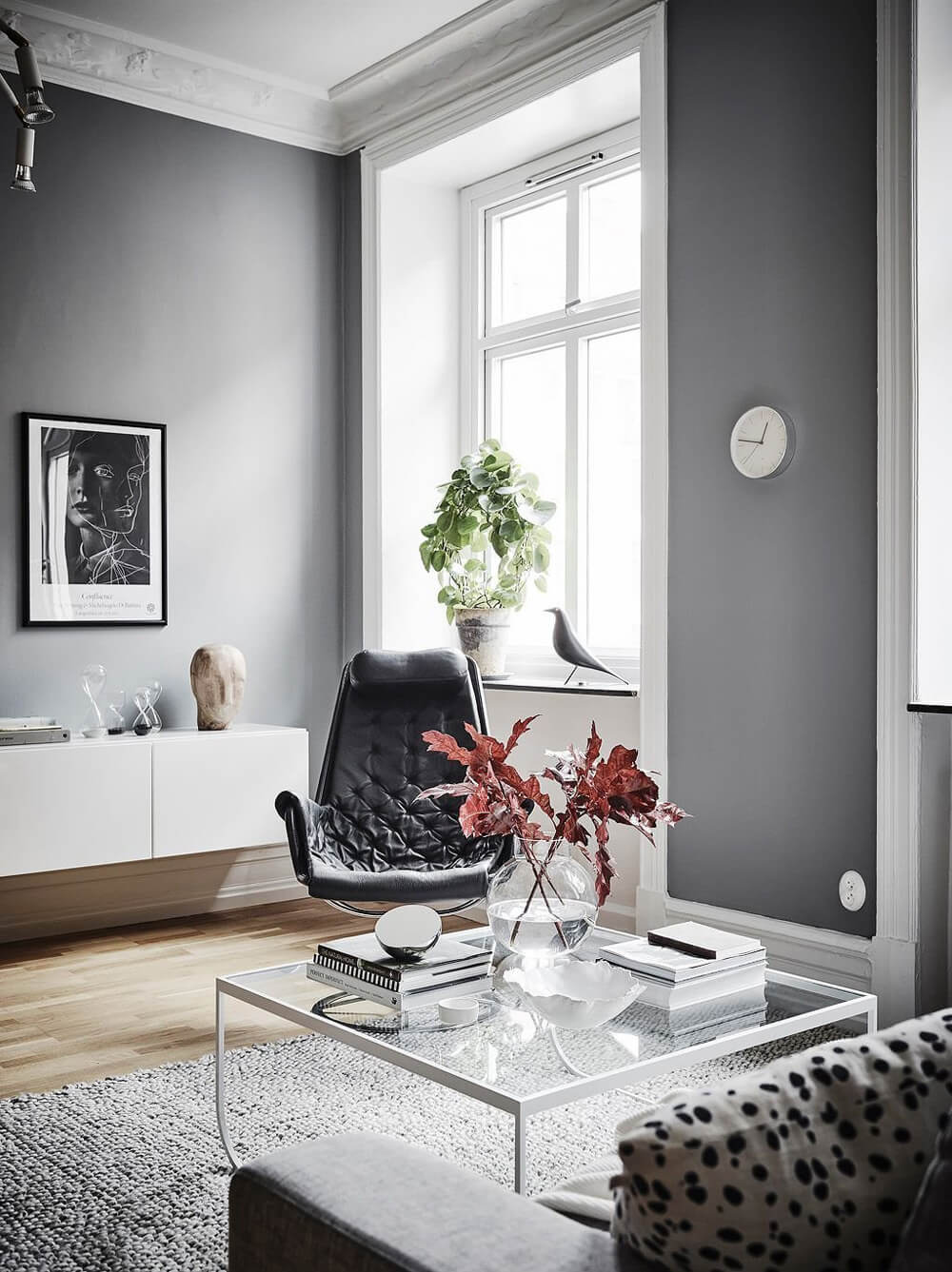 Przestrzeń w szarościach łazienki Nowoczesna szaro-biała łazienka z drewnianymi elementami i dużym lustrem powiększającym przestrzeń