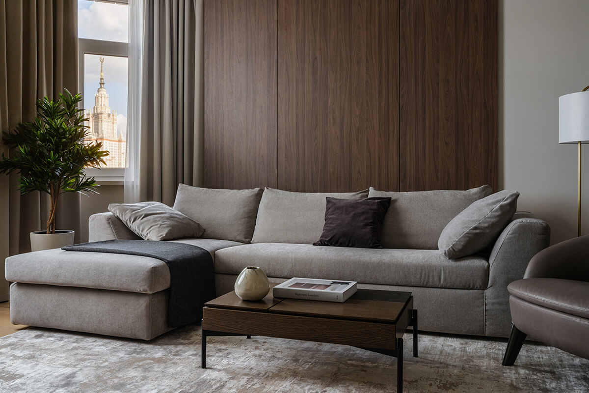 Orzechowy salon 2026 Salon w kolorze orzechowym 2026: przytulna aranżacja z drewnianymi panelami.