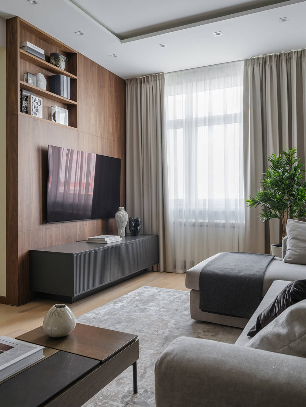 Orzech w kuchni Kuchnia z elementami orzechowymi: szafki i blat w kolorze orzecha 2026.