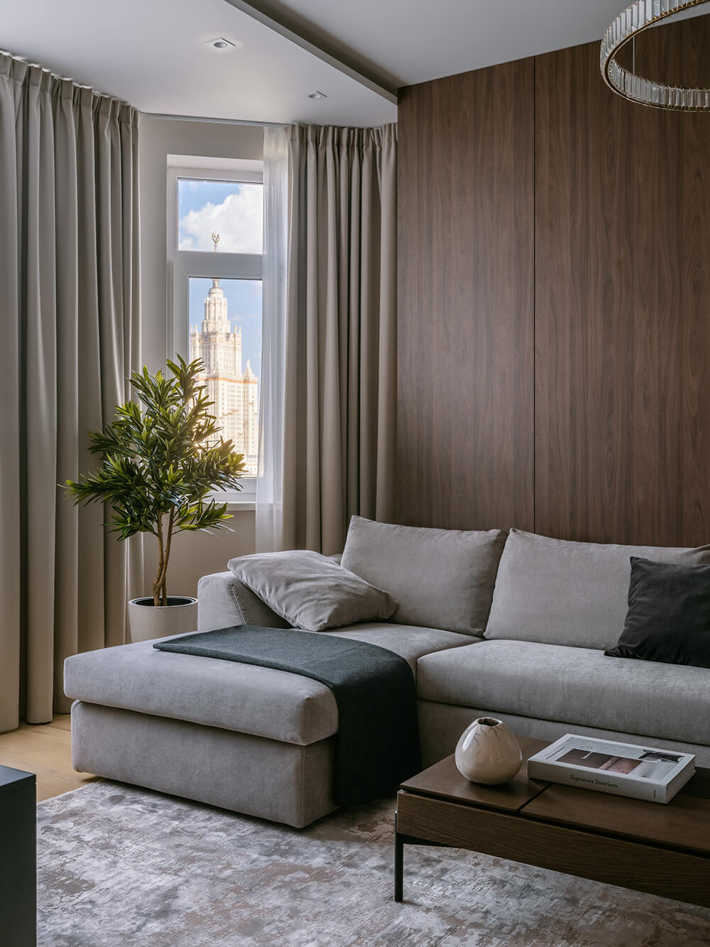 Akcenty orzechowe Stylowy orzechowy salon: dekoracje i dodatki w odcieniach orzecha 2026.