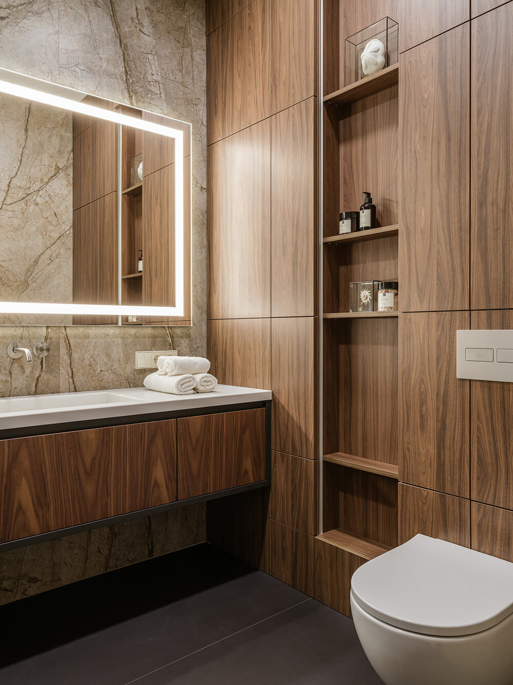 Orzechowy modernizm Nowoczesny salon 2026: różne odcienie orzechowego koloru na ścianach i podłodze.