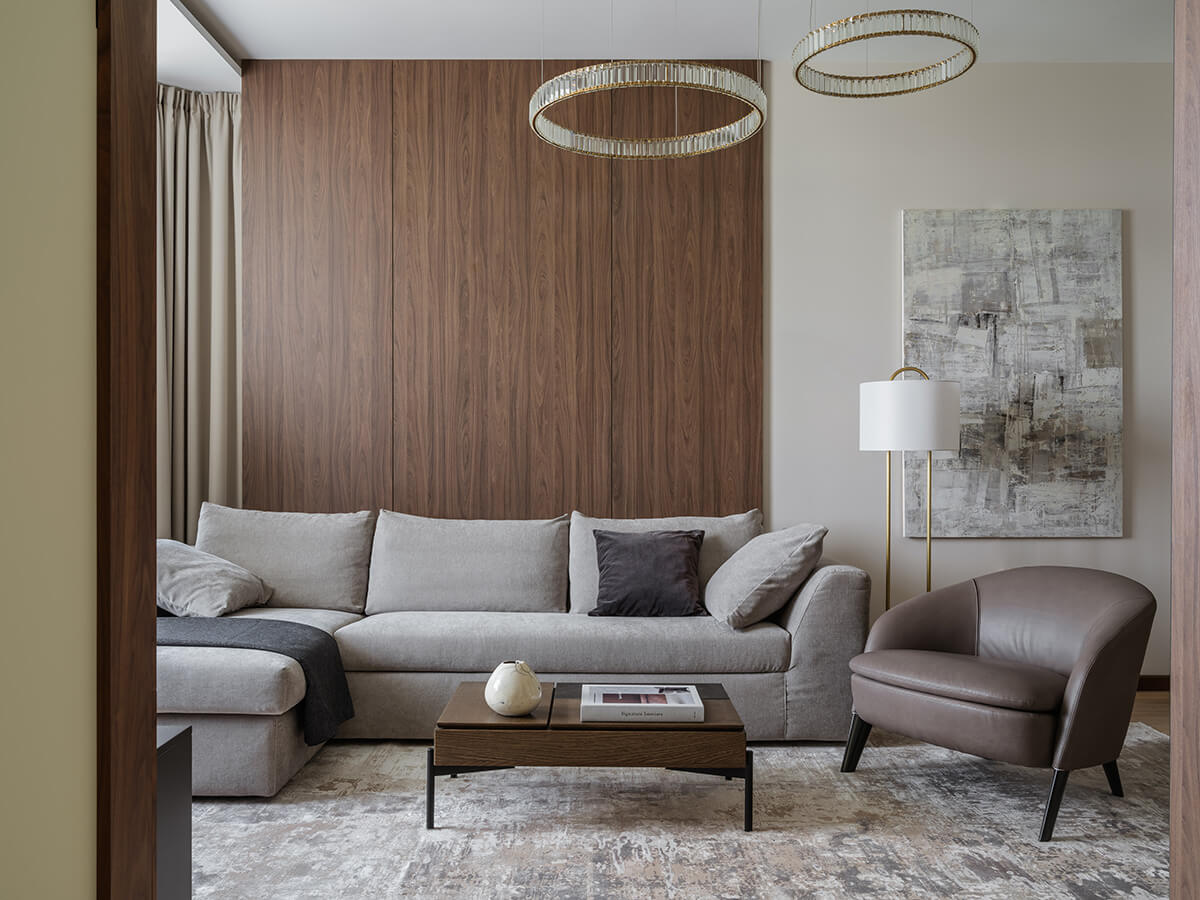 Orzechowe kompozycje Salon 2026: połączenie orzechowego koloru z szarością i bielą na ścianach.