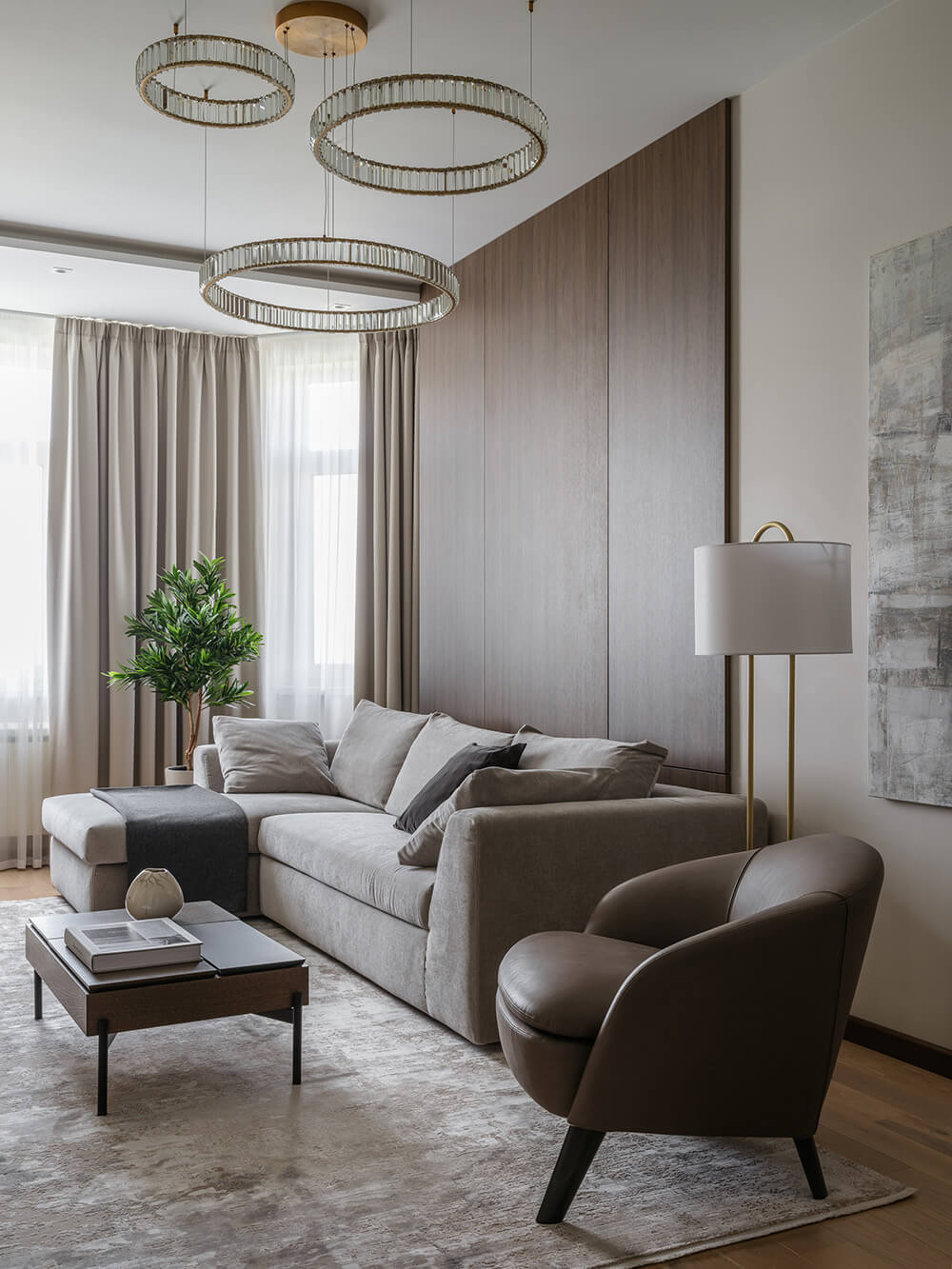 Orzech i zieleń Orzechowy salon 2026: połączenie koloru orzechowego z zielenią roślin.