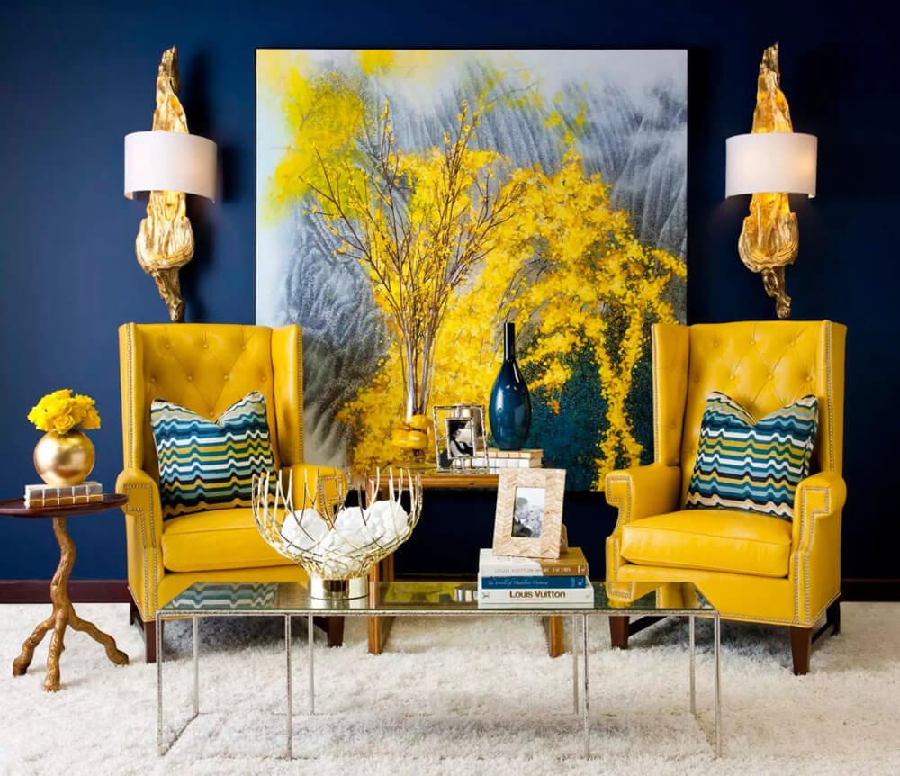 Żółta sypialnia: ukojenie Żółta ściana w sypialni z białym łóżkiem, zielonymi roślinami i drewnianą szafką nocną.