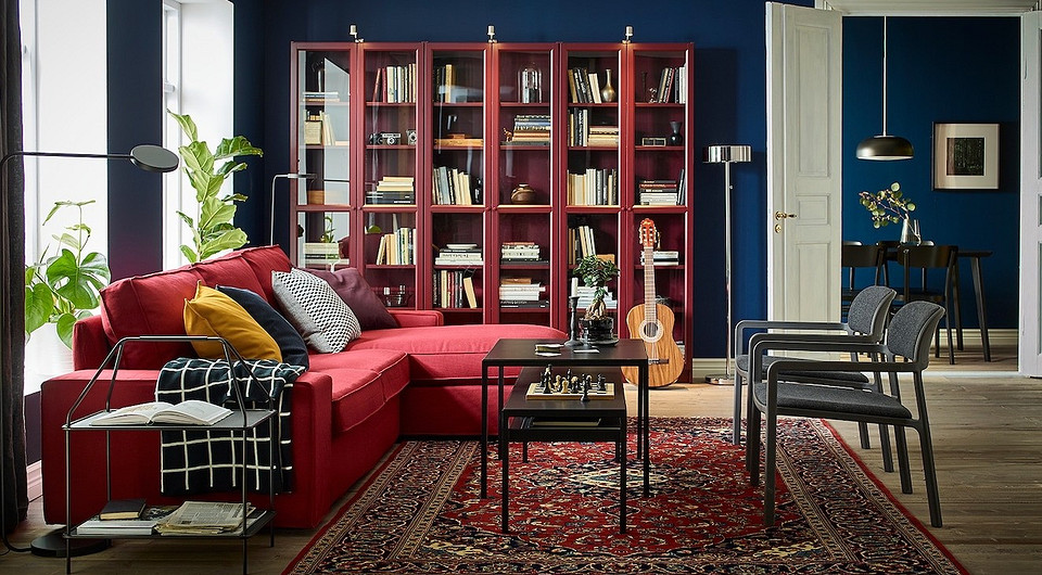 Radosny dom IKEA Kolorowy salon IKEA 2026: Sofa, stół i dekoracje dodające radości do domu.