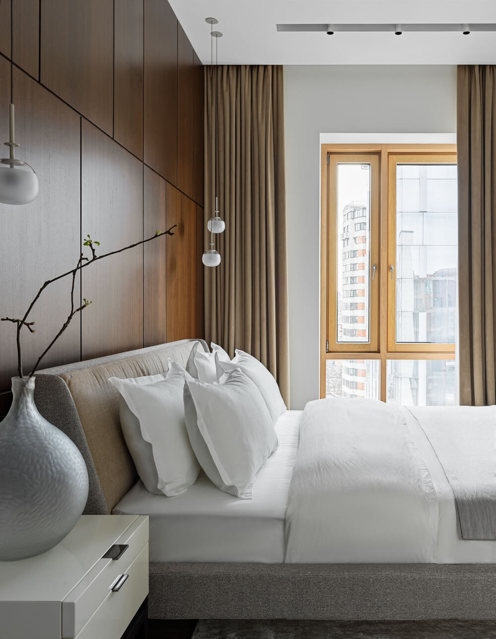 Welurowy akcent Welurowa narzuta i dekoracyjne poduszki tworzą przytulny kącik na sofie.