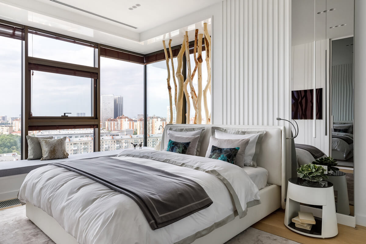 Geometryczny design Stylowy dywan z geometrycznym wzorem i poduszki na sofie w salonie.