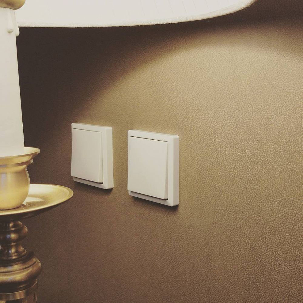 Klasyczna harmonia Klasyczny biały wyłącznik światła harmonijnie pasuje do każdego wnętrza i stylu oświetlenia.