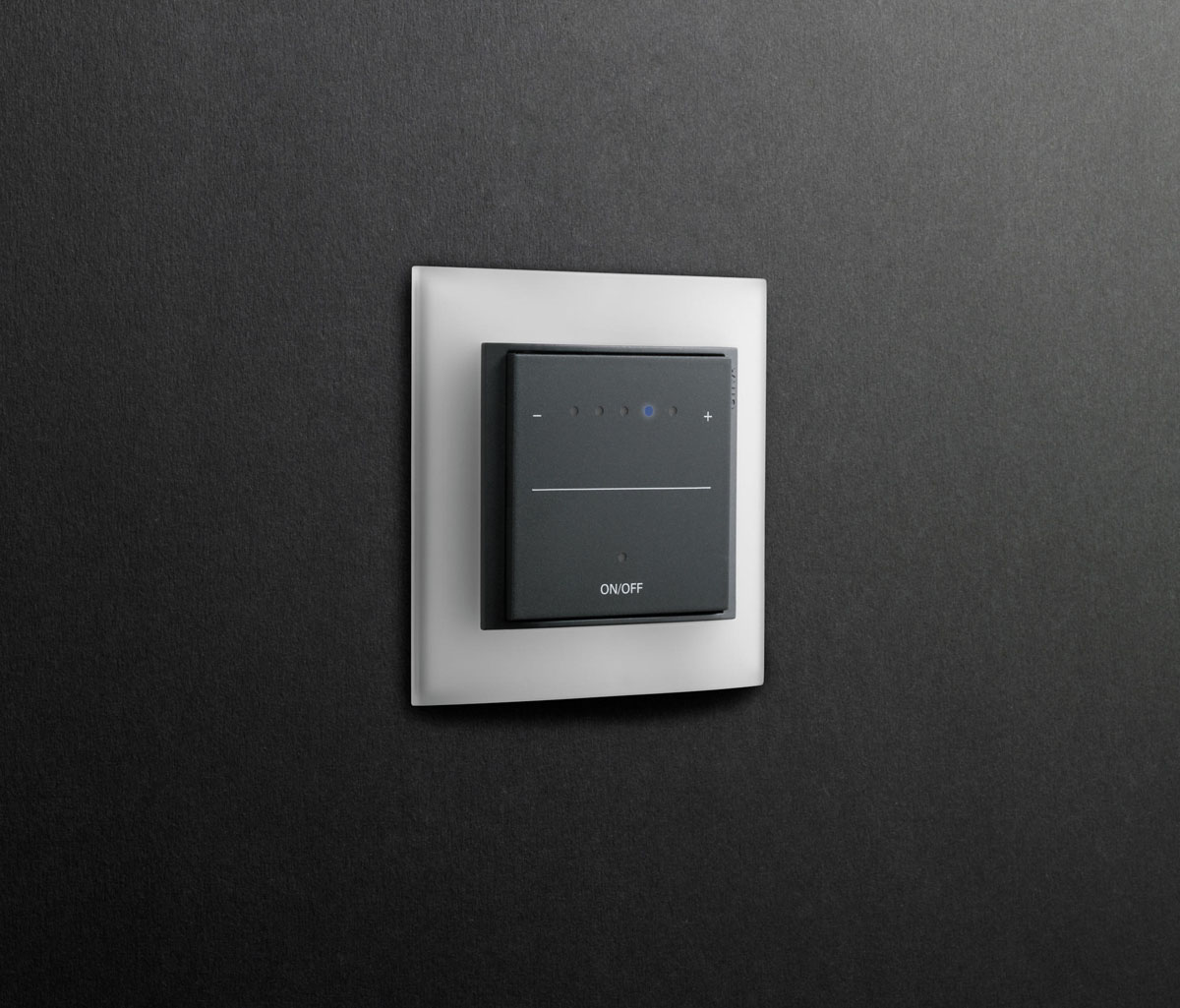 Design i oszczędność Innowacyjny wyłącznik dotykowy zapewnia nowoczesny design i maksymalną oszczędność energii w domu.