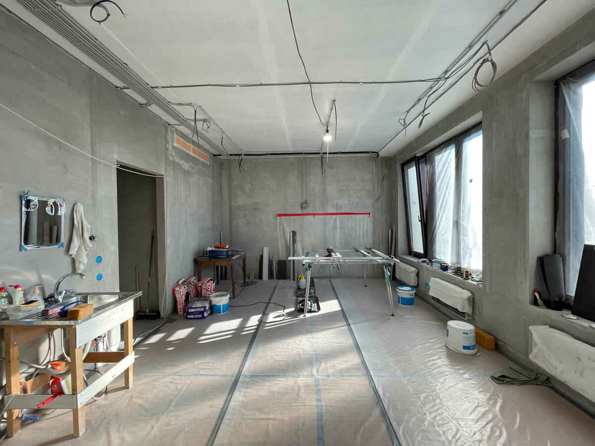 Mocowanie kabli w ścianie Montaż instalacji elektrycznej: mocowanie kabla w rurze karbowanej do ściany.