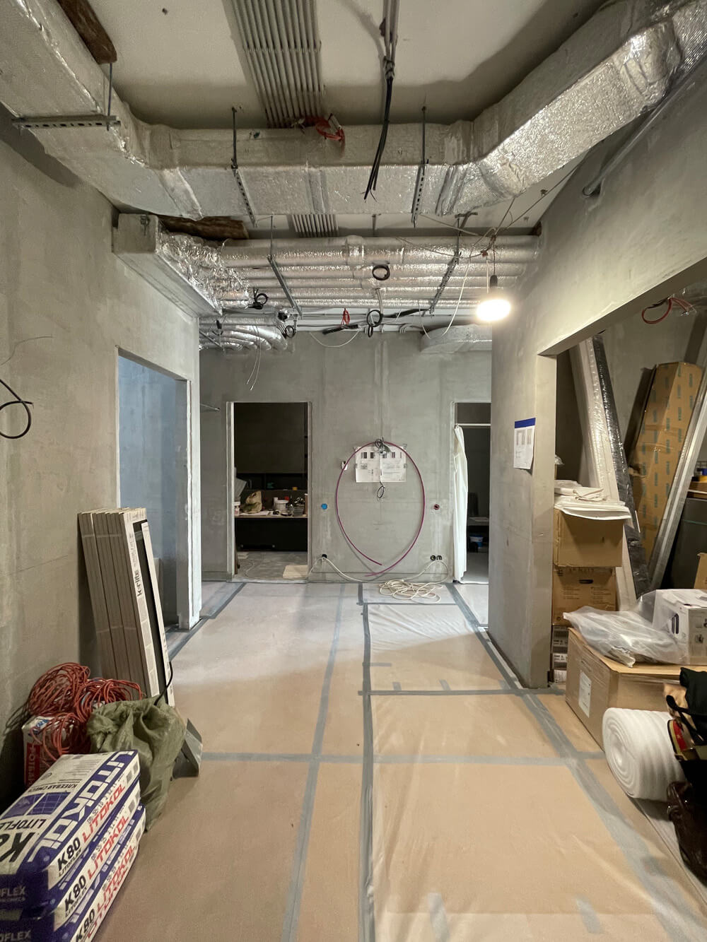 Etapy montażu instalacji Etapowy montaż instalacji elektrycznej w mieszkaniu: od planowania po instalację gniazdek i włączników.