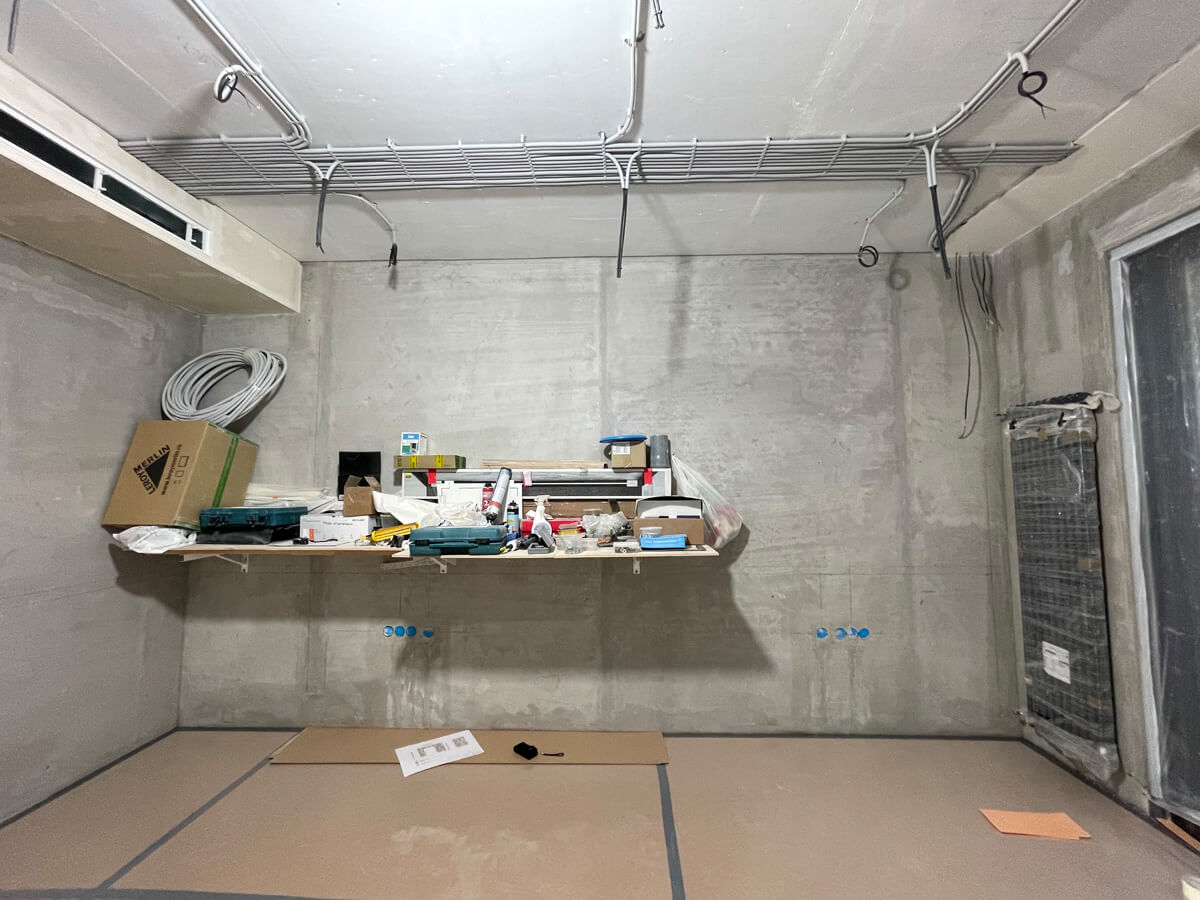 Montaż bezpiecznego gniazdka Prawidłowy montaż gniazdka w mieszkaniu: solidne mocowanie i bezpieczne połączenie przewodów.