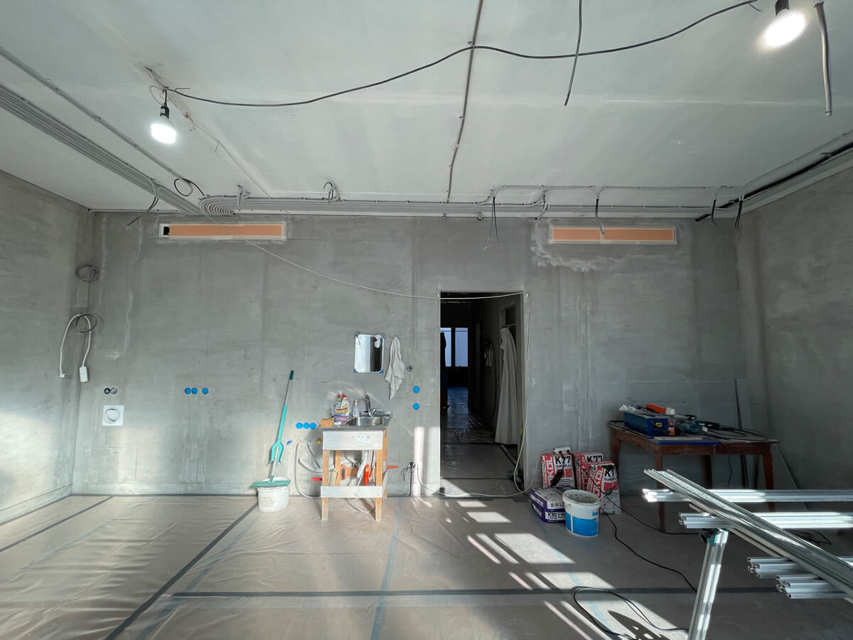 Sprawdzanie napięcia multimetrem Sprawdzanie instalacji elektrycznej multimetrem: pomiar napięcia po montażu dla bezpieczeństwa.