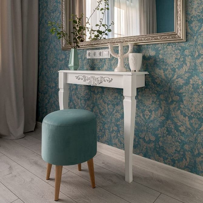 Elegancka Toaletka DIY Elegancka i funkcjonalna toaletka DIY z lakierowanego drewna: aranżacja sypialni 2026.