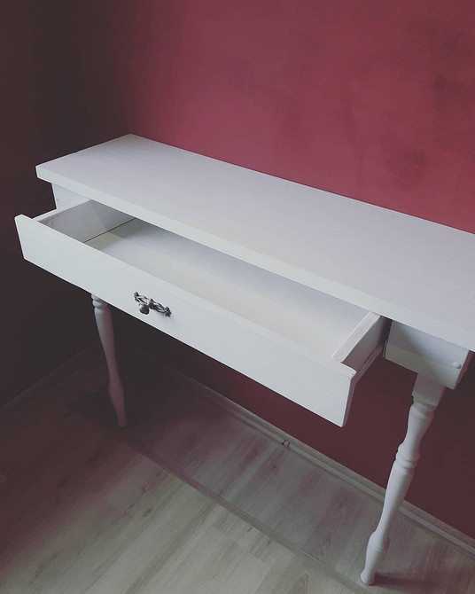 DIY: Krok po kroku Toaletka DIY krok po kroku: porady dotyczące budowy własnej konsoli do makijażu.