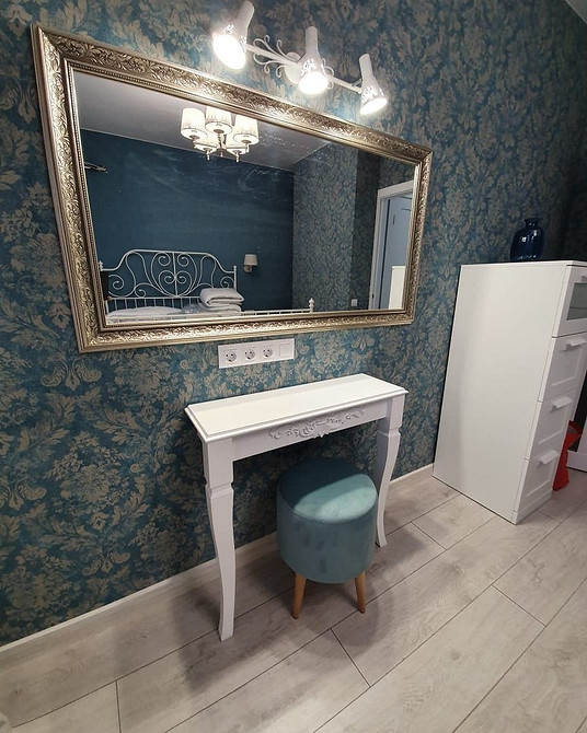 Toaletka DIY: Inspiracja Prosta toaletka DIY z lakierowanego drewna: inspiracje do sypialni w małym mieszkaniu.