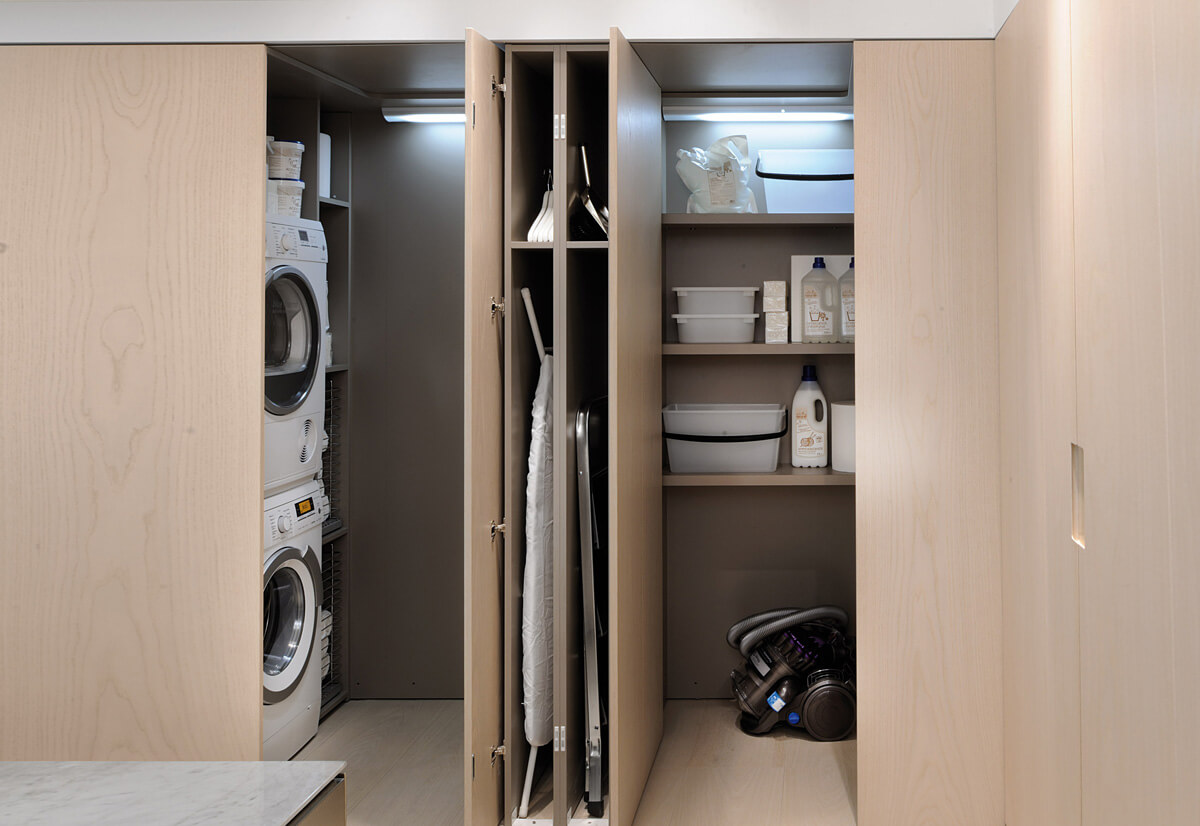 Prasowanie bez bałaganu Ukryta deska do prasowania w szafie. Optymalne rozwiązanie do przechowywania w małym mieszkaniu.