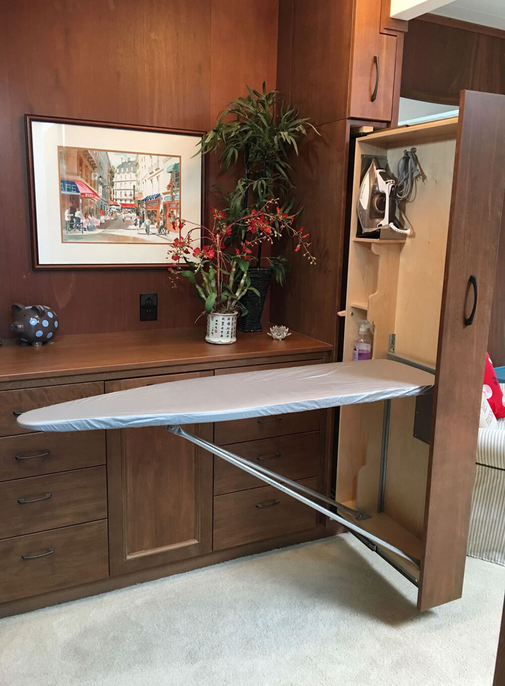 Innowacyjne prasowanie Innowacyjne przechowywanie deski do prasowania w szafie. Optymalizacja przestrzeni w małym mieszkaniu.