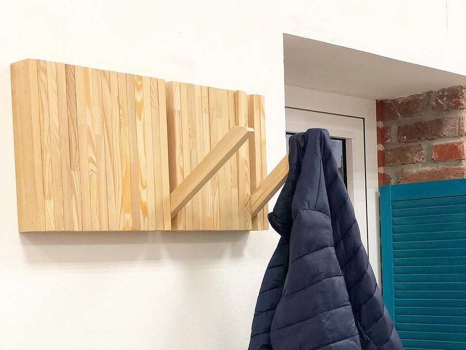 Wieszak z charakterem Design wieszaka drewnianego do przedpokoju: detale, wykończenie i dekoracje.