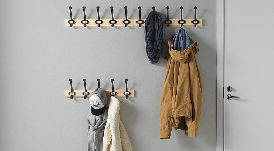 Drewniany wieszak DIY Wieszak ścienny DIY z drewna: stylowy dodatek do przedpokoju.