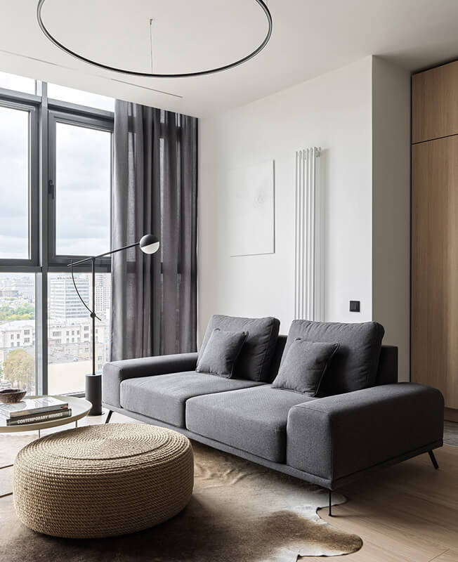 Przygotowanie mieszkania do sprzedaży: Jasny i przestronny salon zachęca kupujących.