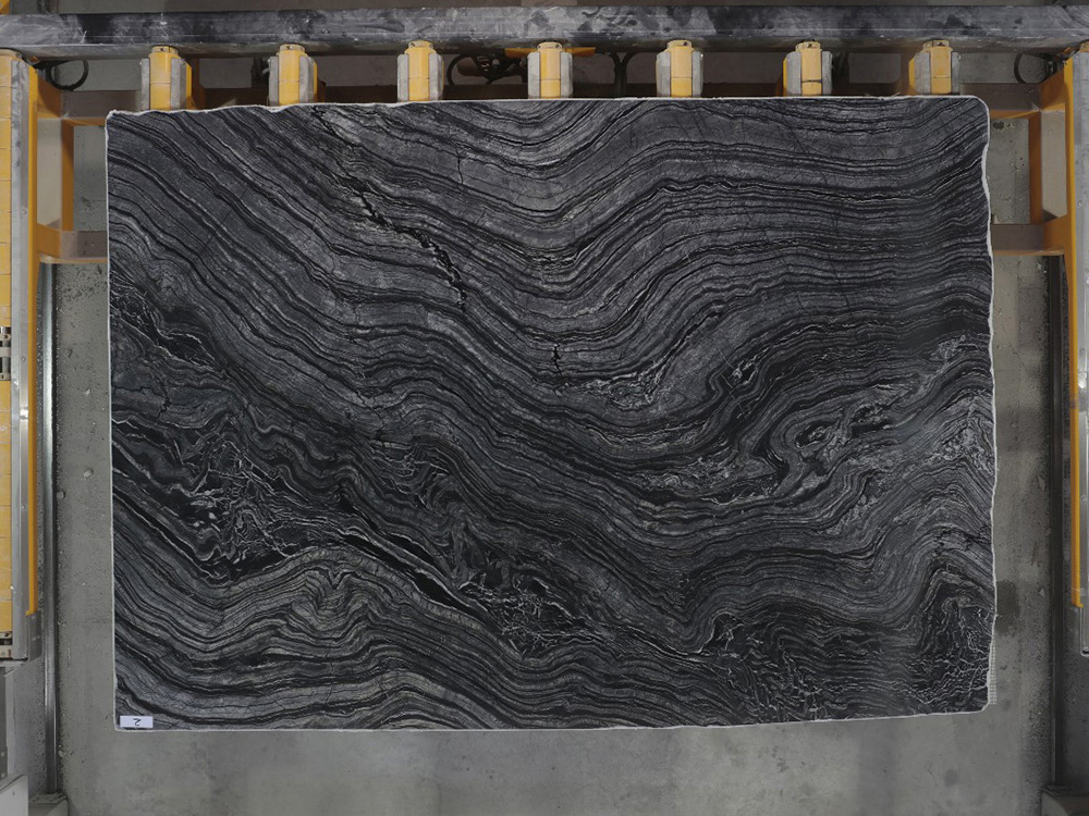 Marmur na kominku Marmur na kominku: stylowy akcent z naturalnego kamienia we wnętrzu.