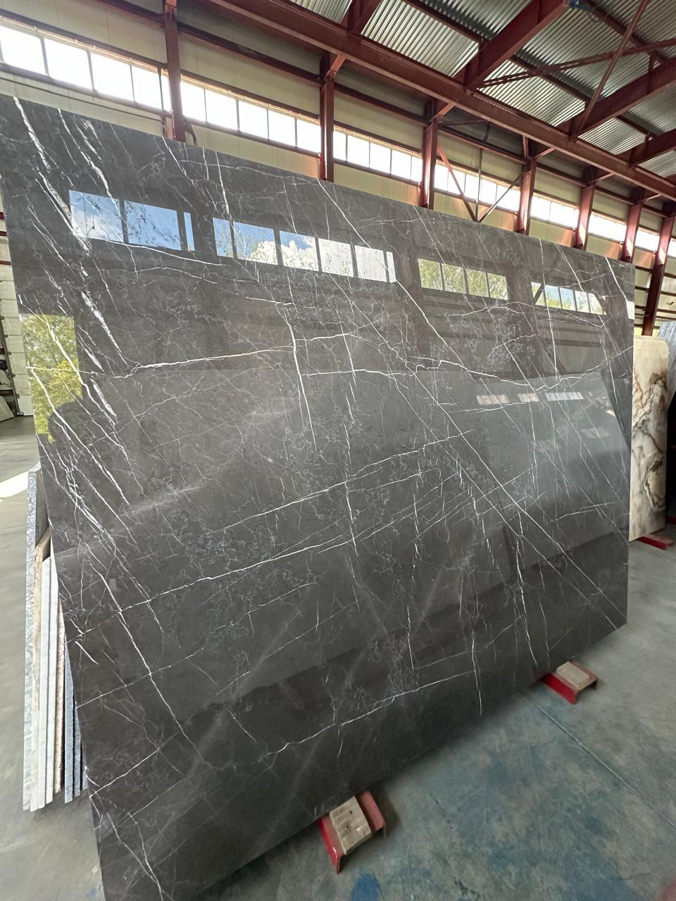 Granitowy kominek Kominek z granitu w salonie: luksusowe wykończenie kamieniem naturalnym dla przytulności.