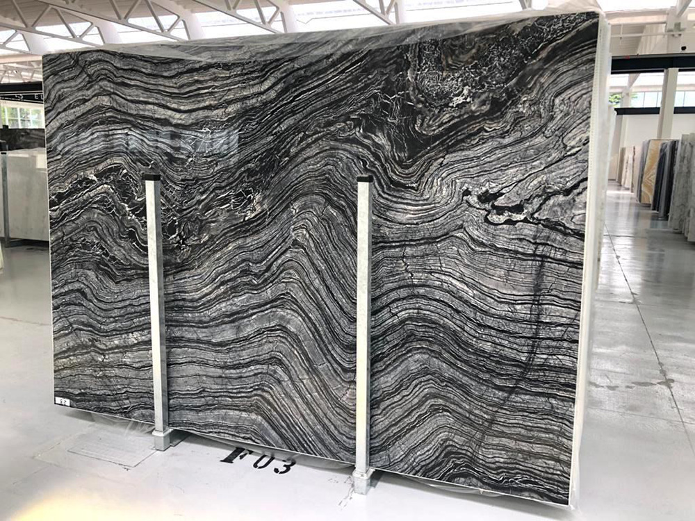 Kamień w kuchni Kuchnia z naturalnym kamieniem: granitowy blat i marmurowy panel - elegancki design.