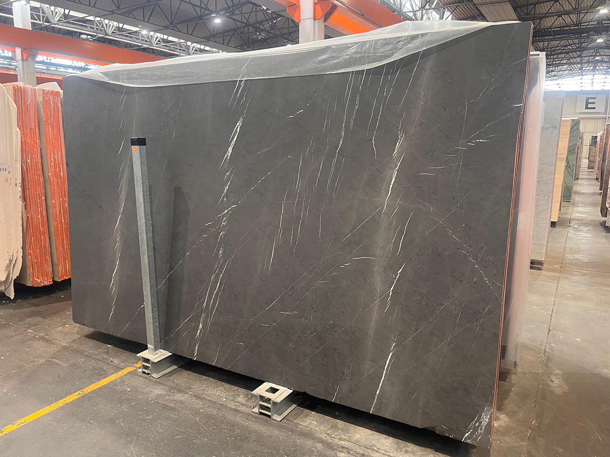 Marmur w salonie Marmur na ścianach w salonie: luksus i elegancja kamienia naturalnego.