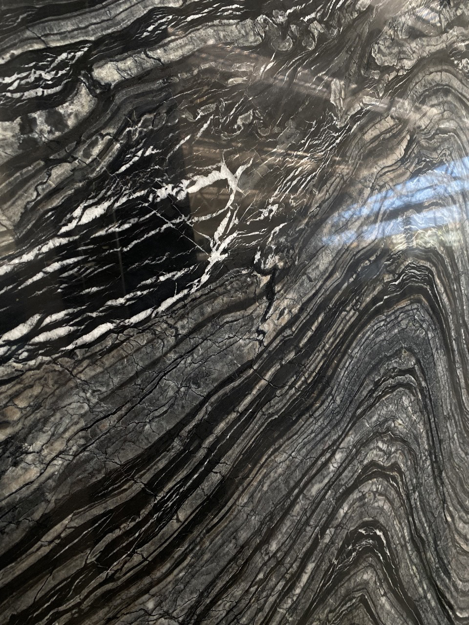 Onyks z podświetleniem Dekoracyjna ściana z onyksu z podświetleniem: luksusowy akcent z kamienia naturalnego.