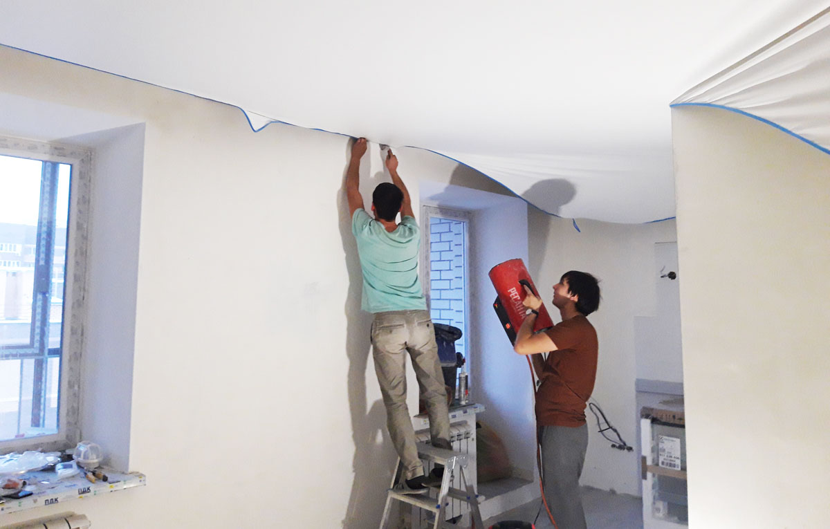 Sufit z punktami Nowoczesny sufit z oświetleniem punktowym, idealny do małych pomieszczeń w 2026