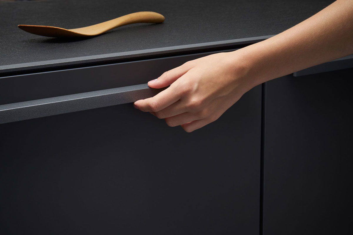 Funkcjonalna elegancja kuchni Nowoczesne okucia meblowe do kuchni: wysuwane szuflady z eleganckimi uchwytami dla wygody.