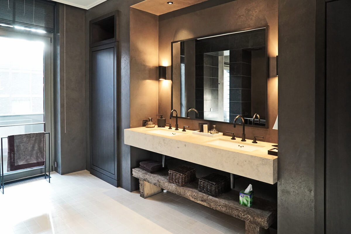 Mikrocement: Elegancja 2026 Mikrocement na podłodze w minimalistycznym wnętrzu 2026: nowoczesne oświetlenie i elegancja.