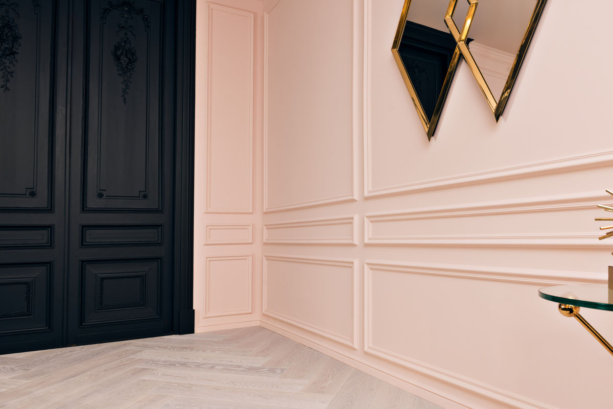 Sypialnia: Listwy i styl Nowoczesna sypialnia z listwami: stylowy i elegancki design wnętrza pokoju.