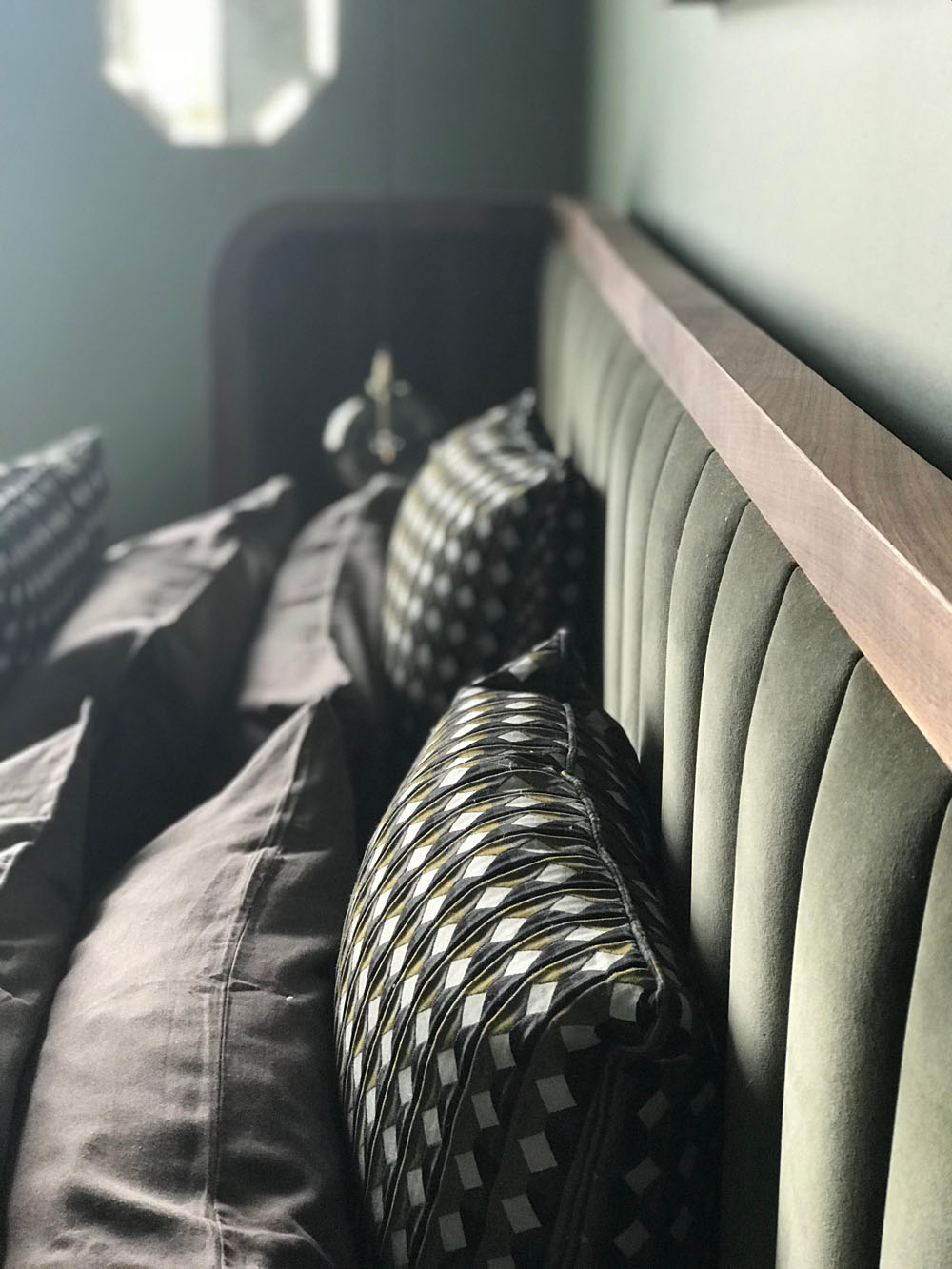 Eko Relaks Sypialnia w stylu eko 2026: zielona oaza z drewnianymi elementami.