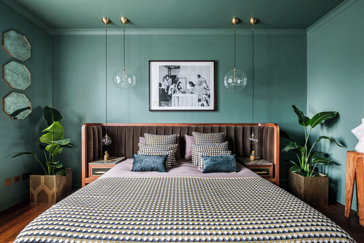 Naturalne Światło Jasna zielona sypialnia 2026 z dużym oknem i naturalnym światłem.