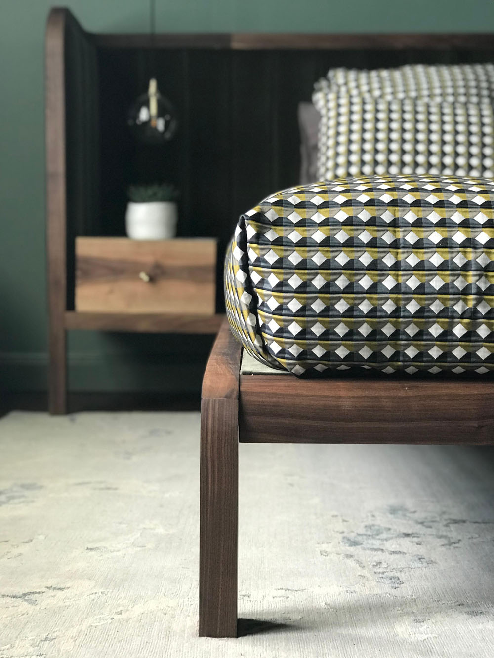 Ciepłe Światło Zielona sypialnia z miękkim oświetleniem tworząca przytulną atmosferę relaksu 2026.