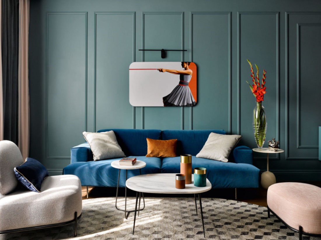 Niebieski Relaks Przytulna niebieska sypialnia z niebieskimi ścianami, tekstyliami i dekoracyjnymi poduszkami.