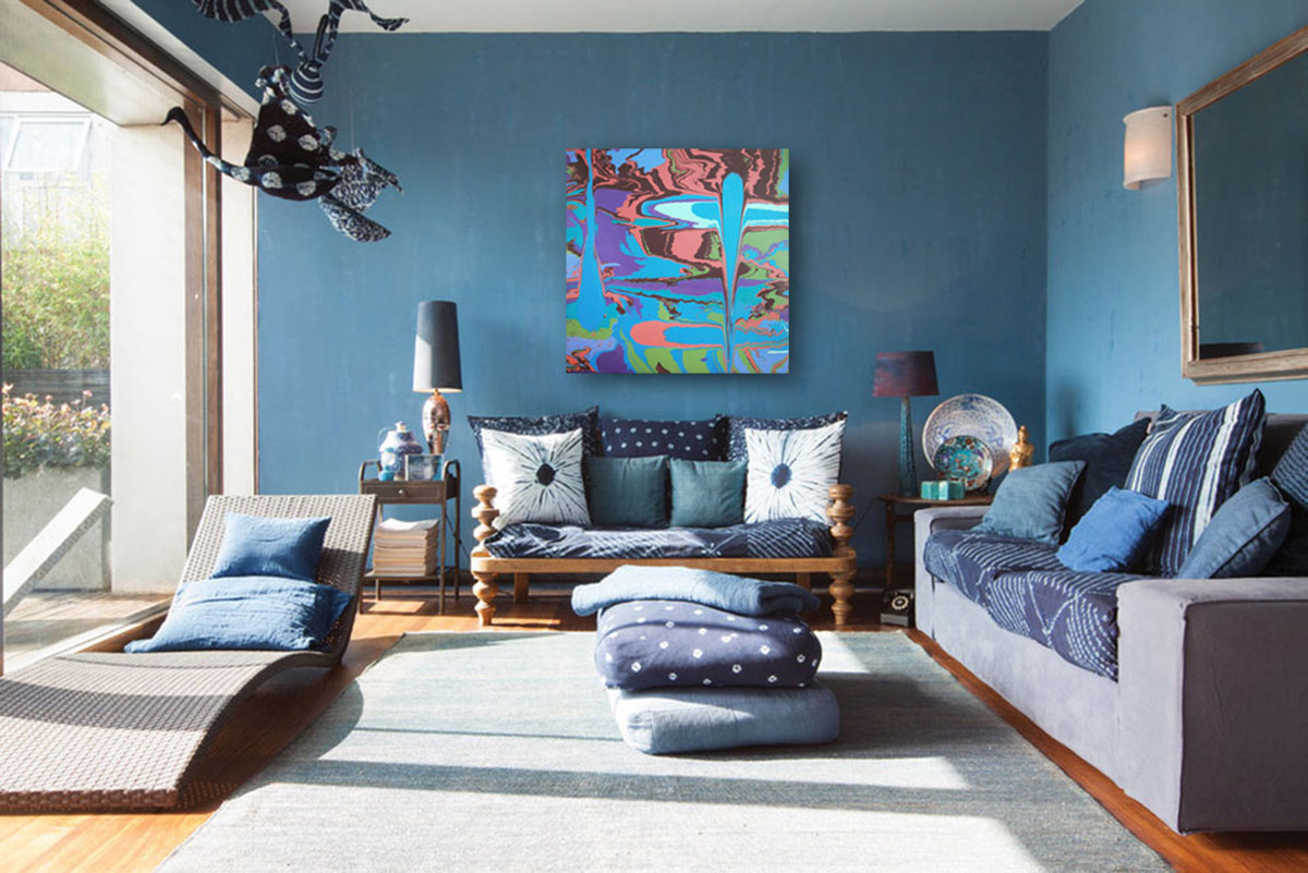 Niebieski i Drewno Niebieski kolor w nowoczesnym wnętrzu z elementami drewna i naturalnym światłem.