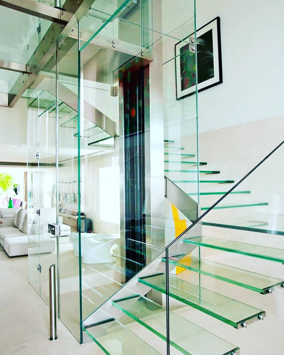 Nowoczesna szklana ścianka działowa z matowego szkła, zapewniająca prywatność i elegancję.