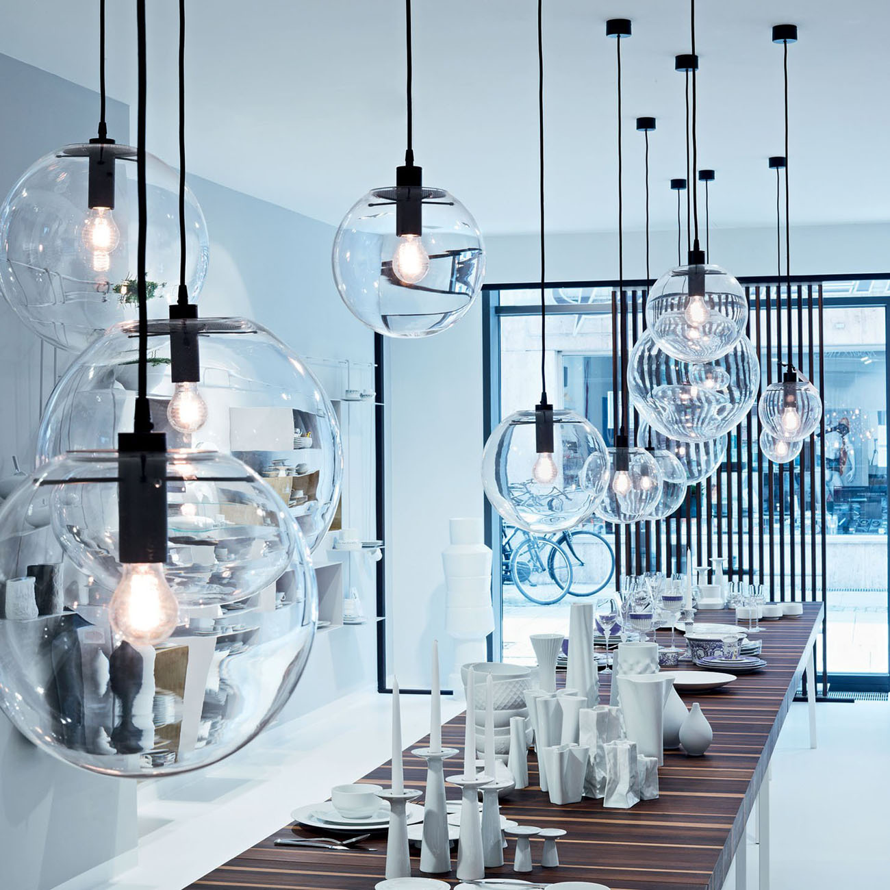 Przezroczyste szklane drzwi oddzielające przestrzeń, wpuszczające naturalne światło do wnętrza.