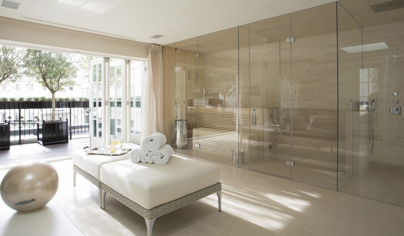 Stylowe szklane wazony i dekoracje jako elementy aranżacji wnętrz, dodające charakteru.