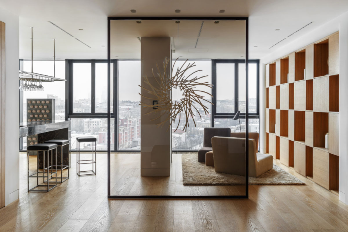 Szkło we wnętrzach: Jak optycznie powiększyć mieszkanie? — szkło w aranżacji wnętrz 2026