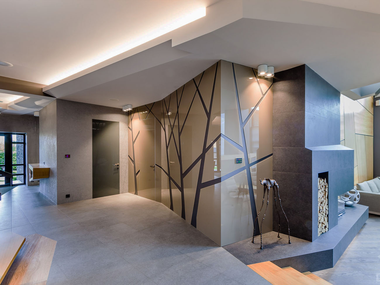 Eleganckie szklane elementy dekoracyjne w aranżacji wnętrz, dodające lekkości i blasku.