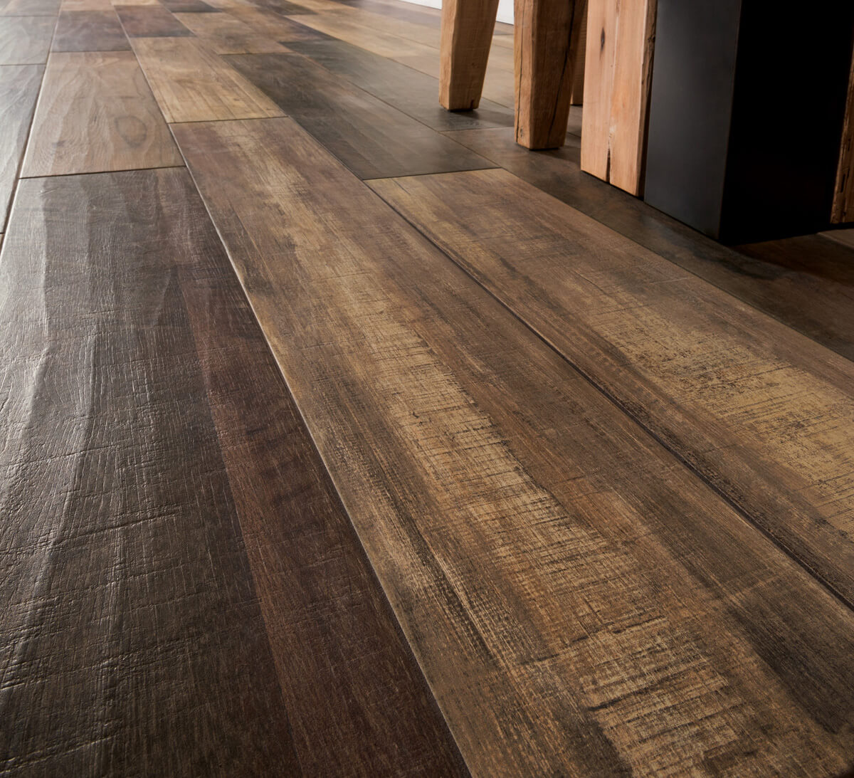 Komfortowa podłoga drewniana Różne rodzaje podłóg drewnianych: deska masywna, parkiet i inżynieryjna dla domu.