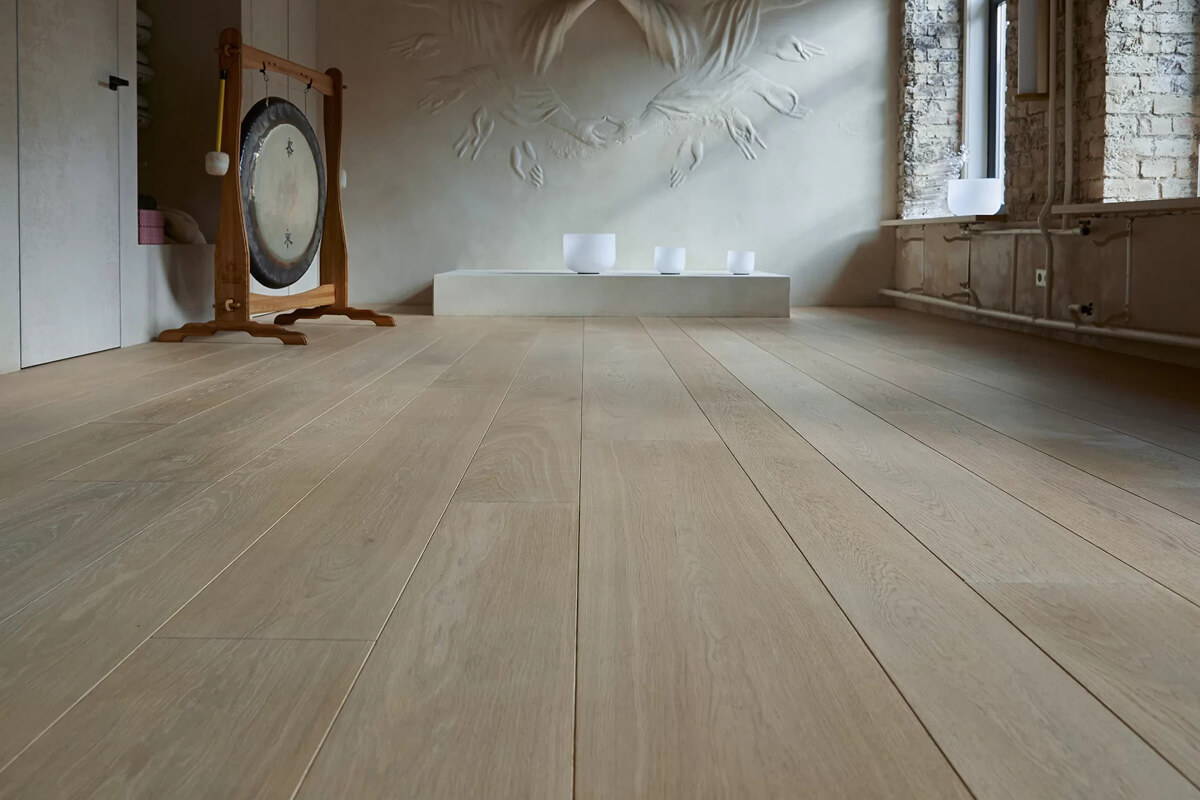 Różne opcje podłogowe Różnice między parkietem, deską masywną i inżynieryjną dla podłogi drewnianej w domu 2026.