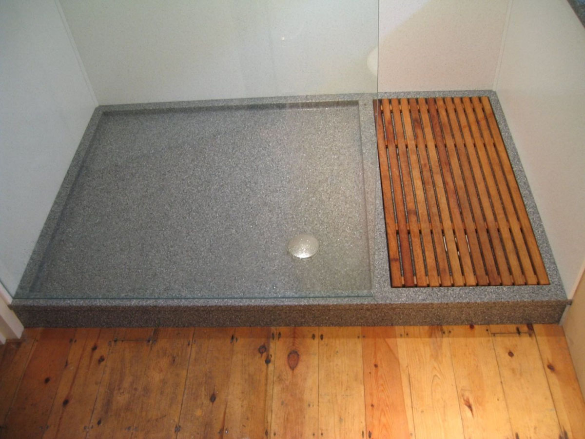 Ceramiczny brodzik kwadratowy Kwadratowy brodzik ceramiczny w minimalistycznej łazience. Porady 2026.